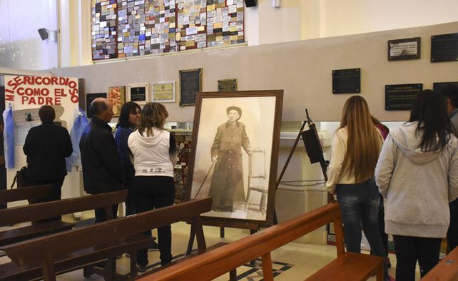 Carisma. La iglesia del recordado cura gaucho recibe a numerosos fieles.