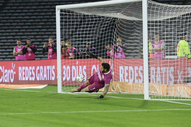 Fatu Broun le detiene el penal a Enzo Díaz, el primero en la semifinal frente a River.