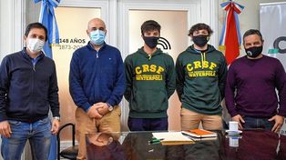 El concejal Simoniello, el diputado provincial Palo Oliver, y el presidente del Concejo, Leandro González, recibieron a los waterpolistas del Club Regatas de Santa Fe.