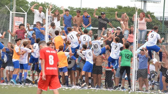 Algarabía. Jugadores y familiares festejan el gran salto de calidad que dieron en la temporada 2021 y ahora van por más.