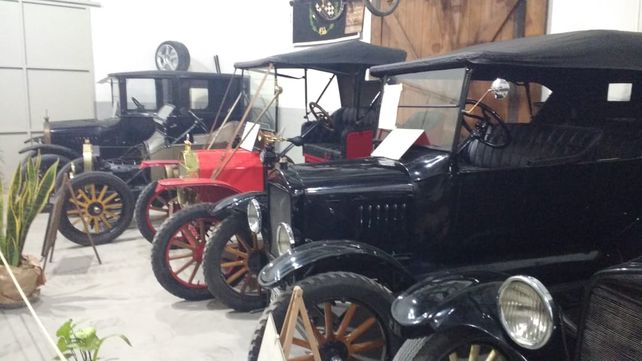 En Esperanza se inauguró el Museo del Automóvil y hoy se corre un rally de autos antiguos