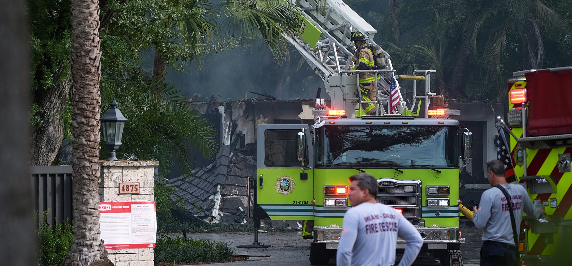El Departamento de Bomberos del Condado de Miami-Dade trabaja para extinguir los restos de un incendio en una casa propiedad del entrenador de baloncesto del Miami Heat, Erik Spoelstra, el jueves 6 de noviembre de 2025, en Miami. (Foto AP/Rebecca Blackwell) El Departamento de Bomberos del Condado de Miami-Dade trabaja para extinguir los restos de un incendio en una casa propiedad del entrenador de baloncesto del Miami Heat, Erik Spoelstra, el jueves 6 de noviembre de 2025, en Miami. (Foto AP/Rebecca Blackwell)