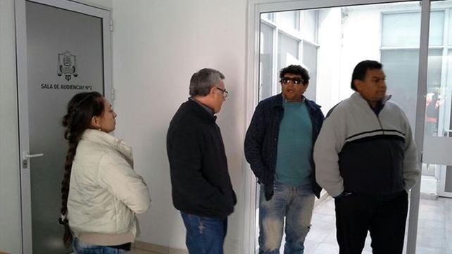 El sacerdote Monzón junto a colaboradores y familiares