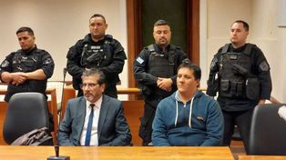 El condenado (derecha) estuvo acompañado por el representante legal Dionisio Ayala.