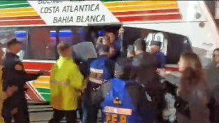 Jugadores y dirigentes se enfrentaron con la Policía en el playón de estacionamiento.