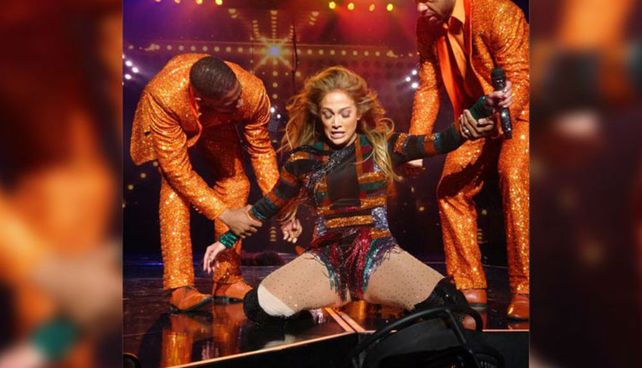 Jennifer Lopez se lesionó en pleno show pero igual siguió ayudada por sus bailarines