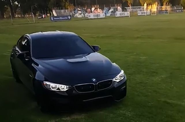 Subastan el último BMW de Diego Maradona: tiene su firma en el parabrisas, luces azules y sirena policial