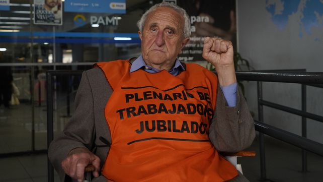 Jubilados montaron una fuerte protesta frente al Pami Rosario