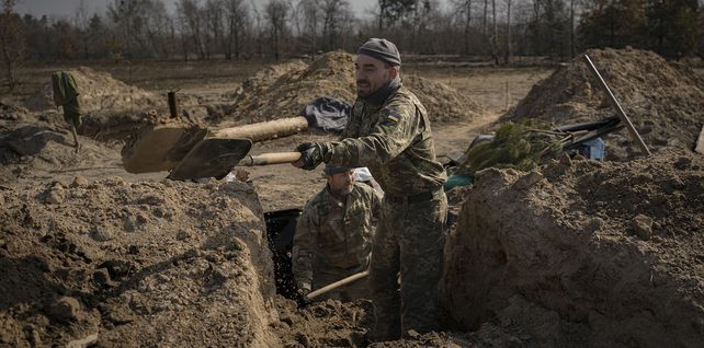 Militares ucranianos cavan trincheras en una posición al norte de la capital, Kiev, Ucrania, el miércoles 30 de marzo de 2022. Las primeras conversaciones cara a cara en dos semanas entre Rusia y Ucrania comenzaron el martes en Turquía, generando esperanzas vacilantes de que podría haber progreso hacia poner fin a una guerra que se ha convertido en una sangrienta campaña de desgaste.