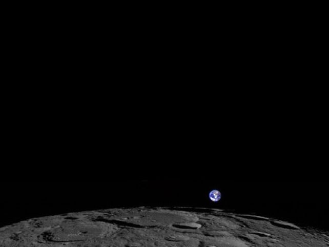 La Nasa logró una notable imagen de la Tierra amaneciendo sobre la luna