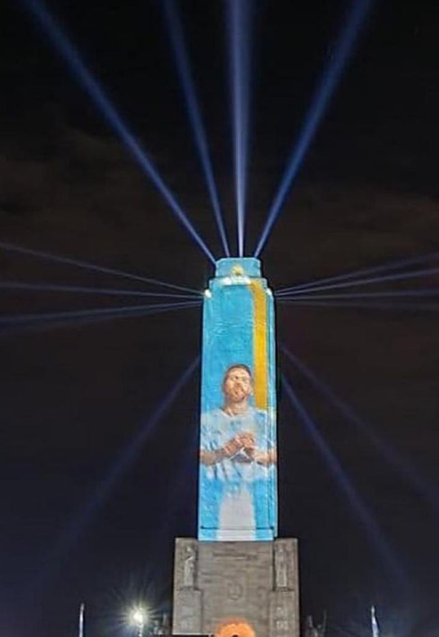 Homenaje a los rosarinos campeones: el Monumento se viste de gala para festejar la Copa del Mundo