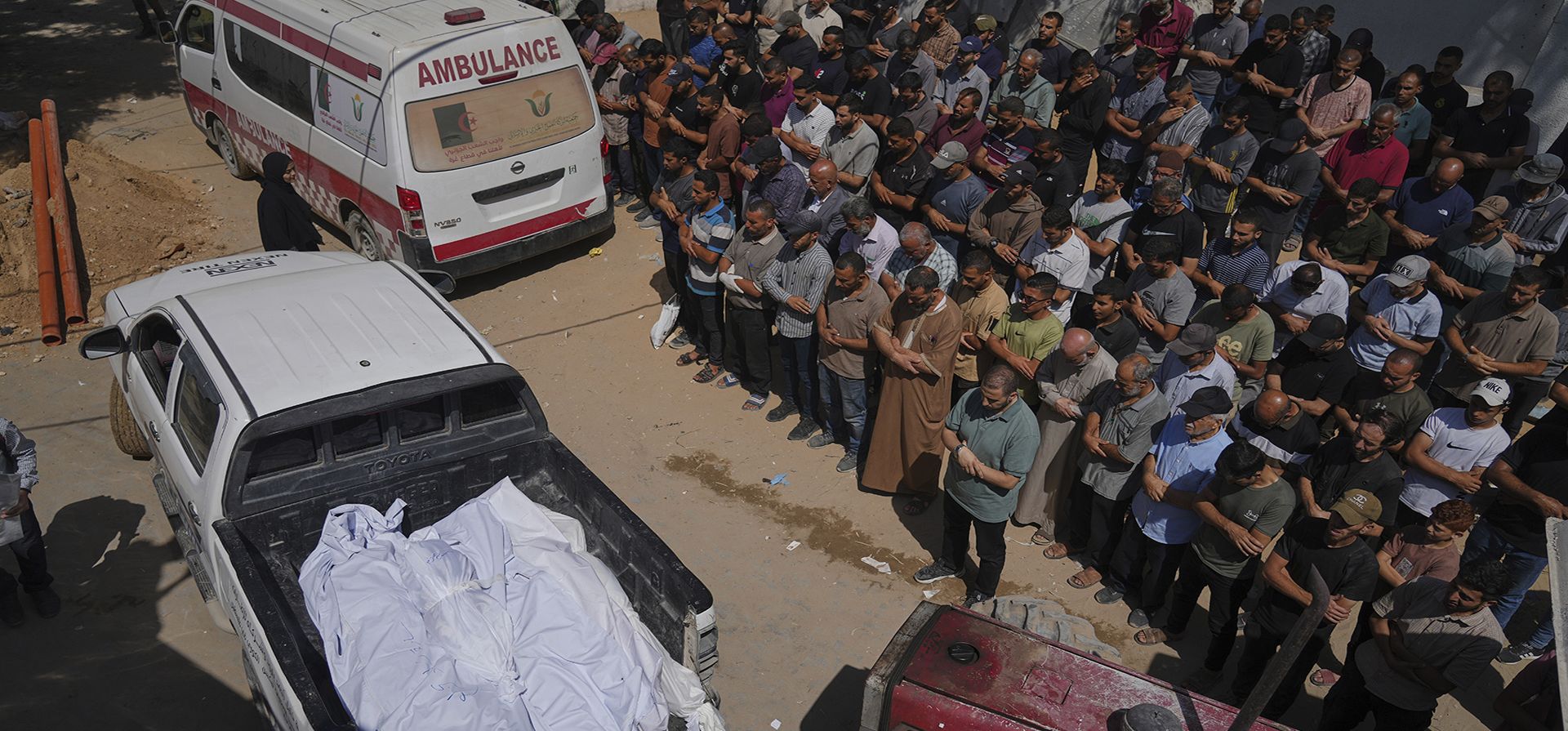 Dolientes rezan junto a los cuerpos de los palestinos asesinados en un ataque aéreo israelí durante su funeral en el Hospital Shifa de la ciudad de Gaza, el martes 15 de julio de 2025. (Foto AP/Jehad Alshrafi) Dolientes rezan junto a los cuerpos de los palestinos asesinados en un ataque aéreo israelí durante su funeral en el Hospital Shifa de la ciudad de Gaza, el martes 15 de julio de 2025. (Foto AP/Jehad Alshrafi)