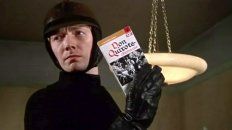Oskar Werner, el Montag de Bradbury en la película de Truffaut, exhibe un peligroso ejemplar del Quijote. Oskar Werner, el Montag de Bradbury en la película de Truffaut, exhibe un peligroso ejemplar del Quijote.