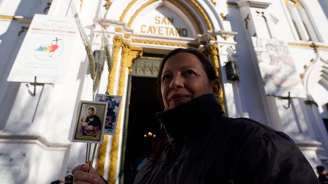San Cayetano: los fieles se acercaron desde temprano a pedir pan y trabajo
