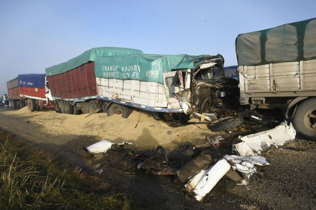 Fuerte impacto en la A012 esta mañana. Un camionero murió y cinco resultaron heridos.&nbsp;