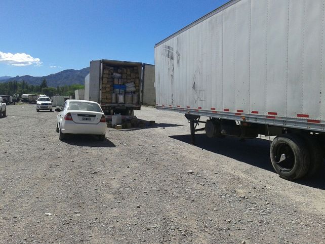 Encontraron tres semirremolques abandonados cargados con mercadería de contrabando