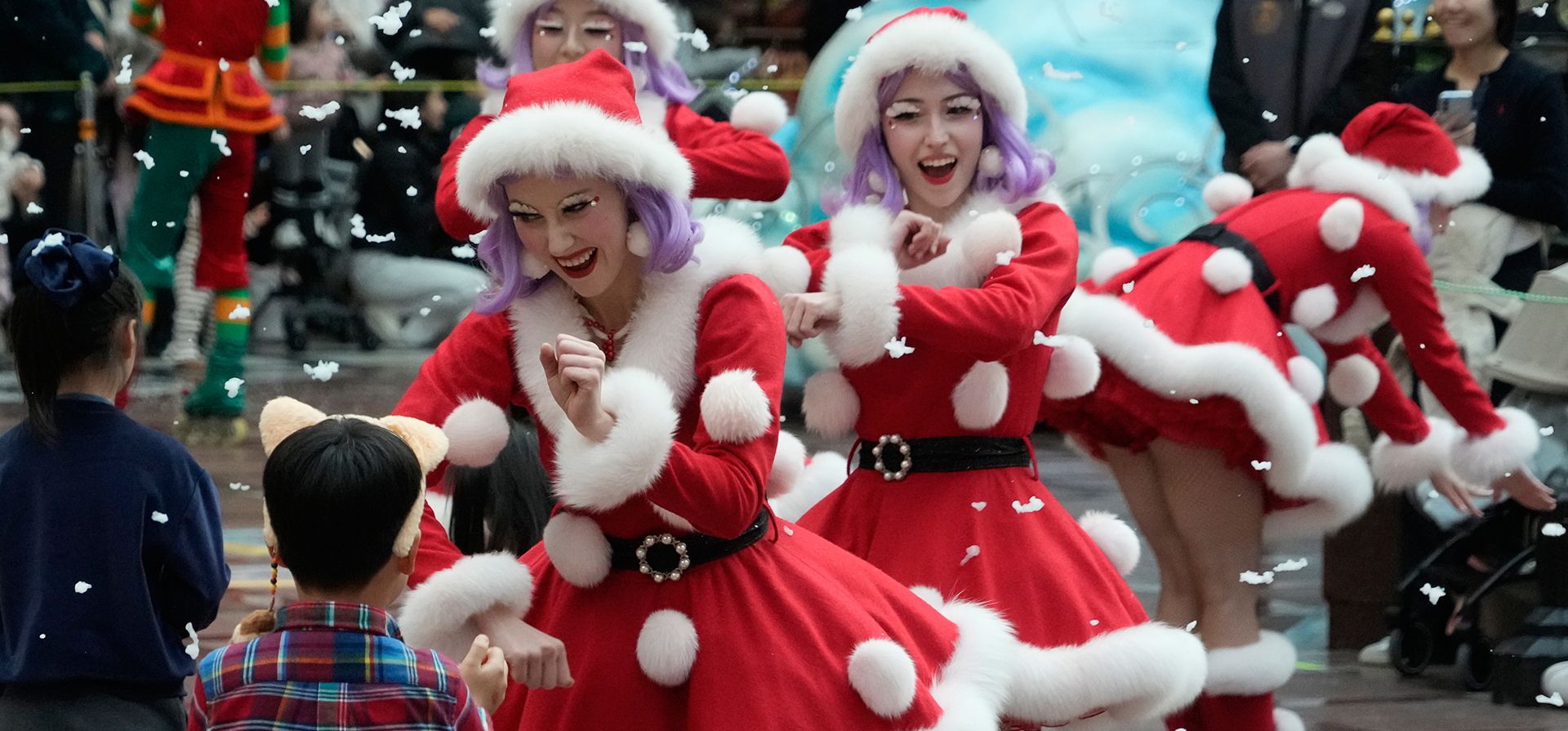 Empleados disfrazados de Papá Noel participan en un desfile navideño en Lotte World Adventure, Seúl, Corea del Sur, el martes 9 de diciembre de 2025. (Foto AP/Ahn Young-joon) Empleados disfrazados de Papá Noel participan en un desfile navideño en Lotte World Adventure, Seúl, Corea del Sur, el martes 9 de diciembre de 2025. (Foto AP/Ahn Young-joon)