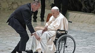 Los médicos. Aconsejaron al Papa no hacer esfuerzos para no comprometer los resultados de las terapias en la rodilla que comenzaron hace algunas semanas basados sobre todo, en infiltraciones y descanso.