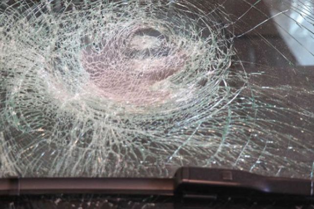 Él le hizo un comentario machista y ella le destrozó el  parabrisas a piedrazos