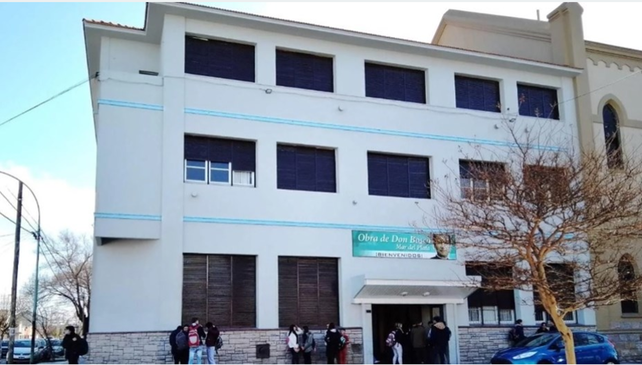 El frente de la escuela donde explotó la bomba casera.