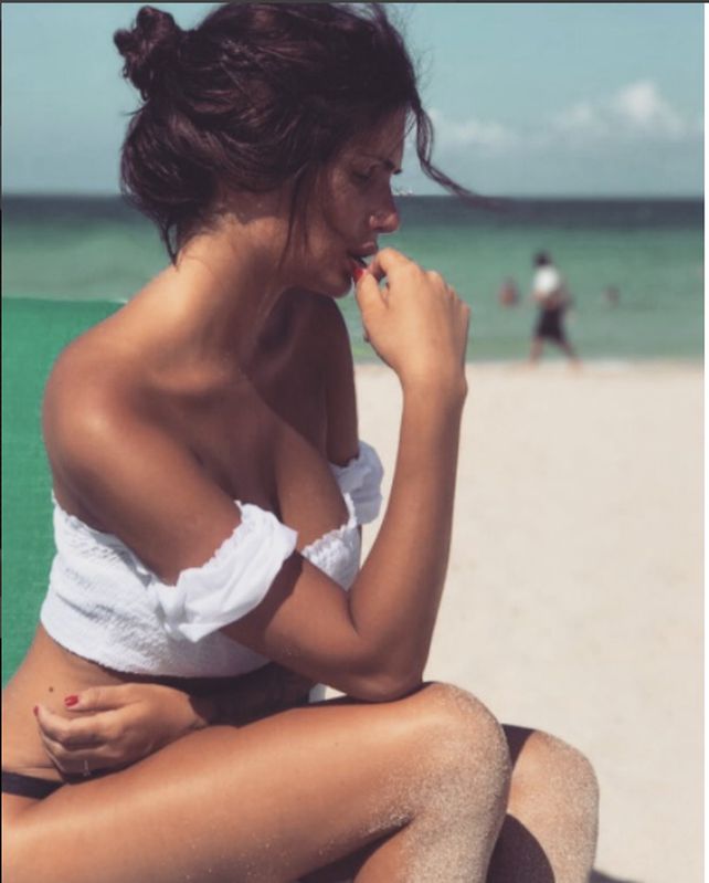 Fotografiaron a esta famosa desnuda, arrodillada y con la boca llena