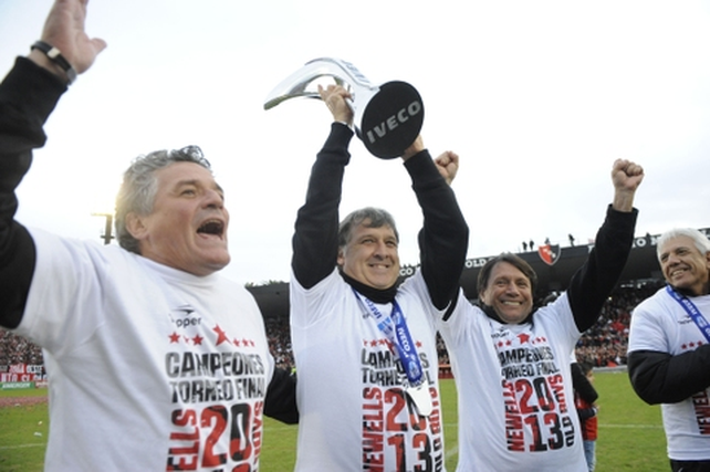 El último festejo. Gerardo Martino alza el trofeo de 2013.