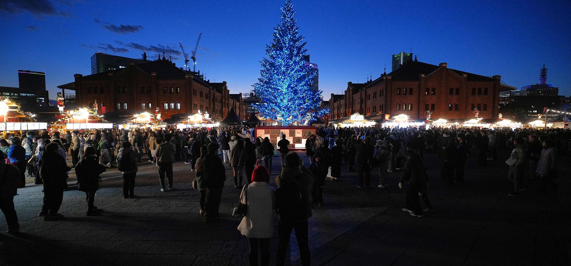 Personas visitan el Mercado Navideño en el Almacén de Ladrillos Rojos de Yokohama, el viernes 12 de diciembre de 2025, en Yokohama, cerca de Tokio. (Foto AP/Eugene Hoshiko) Personas visitan el Mercado Navideño en el Almacén de Ladrillos Rojos de Yokohama, el viernes 12 de diciembre de 2025, en Yokohama, cerca de Tokio. (Foto AP/Eugene Hoshiko)
