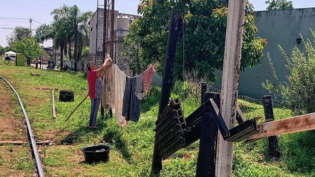 Son varias las familias que quedaron al cuidado de sus pertenencias y cerca de sus casas en las vías del ferrocarril.