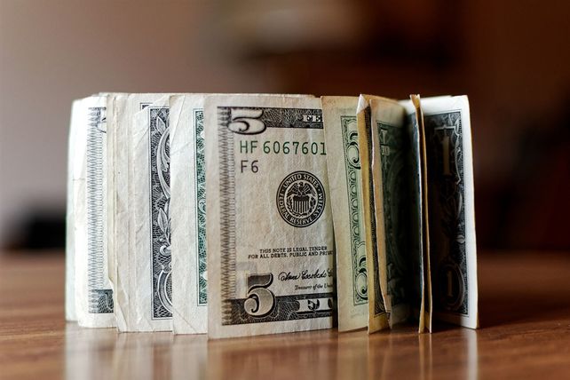 El dólar sube 19 centavos y vuelve a superar los $25 en el cierre de la semana