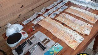 Dinero, drogas y armas fue lo que se incautó en el allanamiento en El Triángulo.