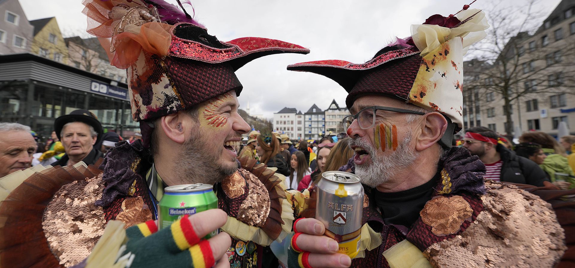 Los asistentes celebran el inicio del carnaval callejero en la plaza Heumarkt (Mercado de heno) en Colonia, Alemania, el jueves 27 de febrero de 2025. (Foto AP/Martin Meissner)