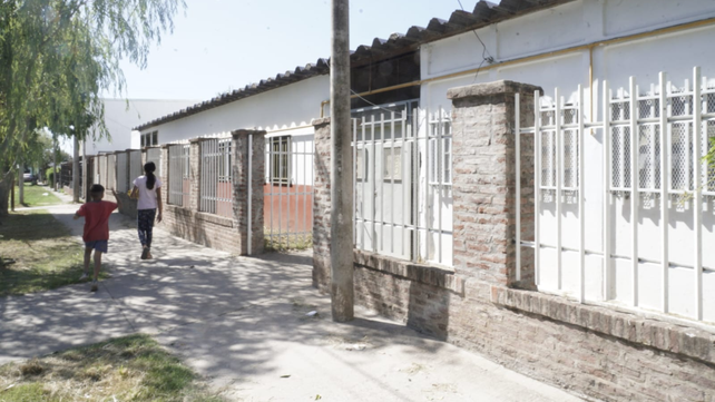 La Escuela Alicia Moreau de Justo de Villa Gobernador Gálvez. El portón ingreso al comedor recibió dos impactos de bala