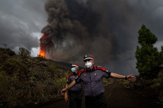 Aumentan las explosiones del volcán Cumbre Vieja y ordenan más evacuaciones