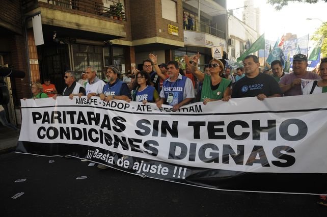 Multitudinaria marcha de trabajadores en el microcentro santafesino