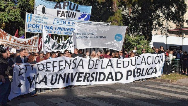 Universidades de Santa Fe sin clases por el paro nacional: reclaman una actualización presupuestaria y salarial de los docentes