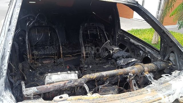 El auto incendiado en La Paz 3900