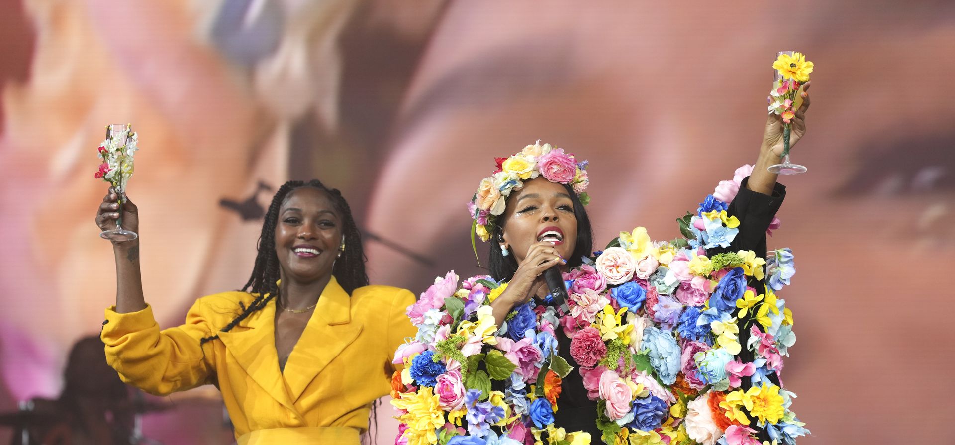Janelle Monae actúa durante el Festival de Glastonbury en Worthy Farm, Somerset, Inglaterra, el domingo 30 de junio de 2024. (Scott A Garfitt/Invision/AP)