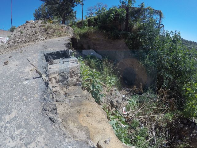 La barranca de calle Osinalde se comió una mano de la arteria