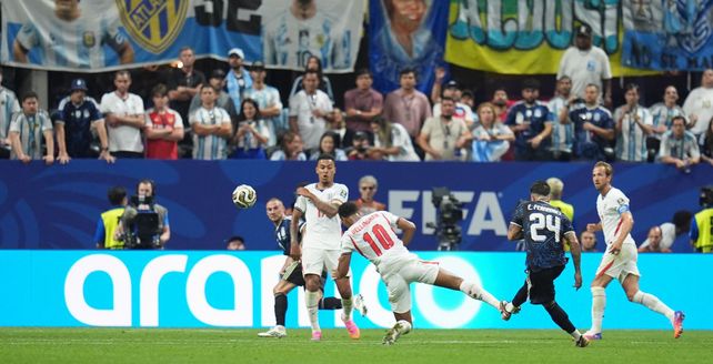 Enzo Fernández impacta desde afuera del área y marca el empate para Argentina, que significó una inyección anímica.
