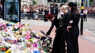 Miles de fans acompañaron a la familia de Ozzy Osbourne en la procesión fúnebre