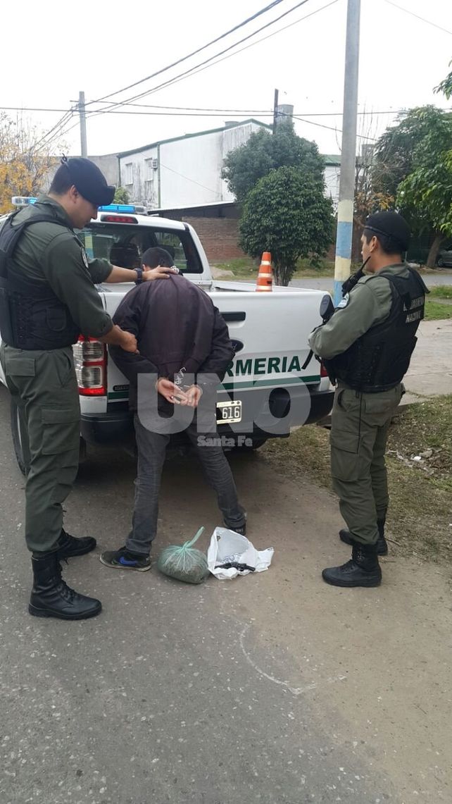Resistió un control de Gendarmería y terminó preso con drogas y un arma de fuego cargada