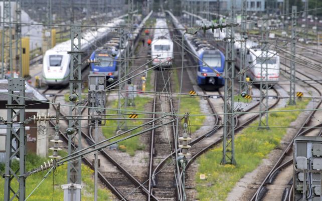 Trenes de la compañía ferroviaria Deutsche Bahn detenidos sobre sus vías en la estación principal de Múnich
