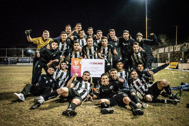 El plantel de Unión de Arroyo Seco festeja el pasaje a otra fase de la Copa Santa Fe.