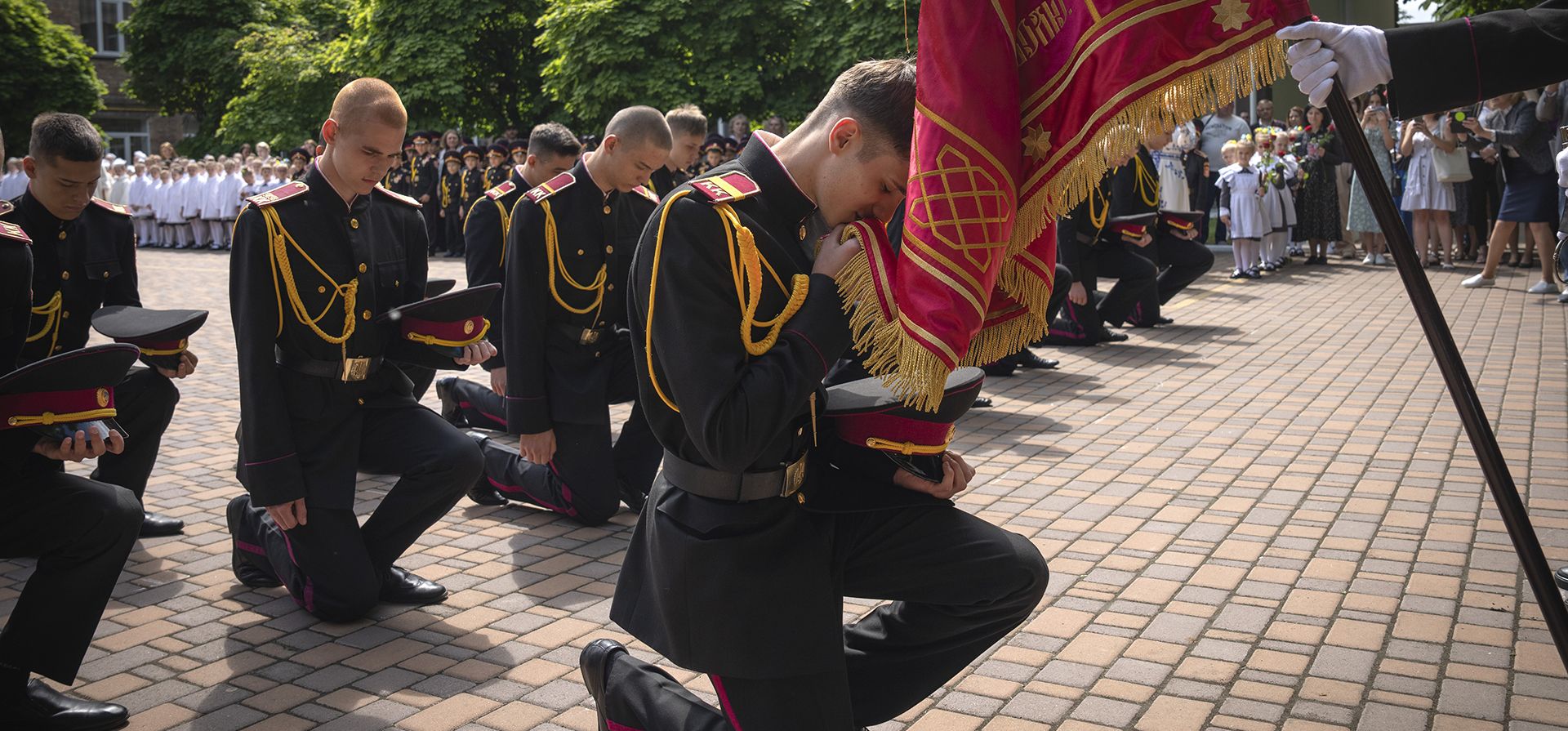Un cadete graduado besa la bandera de su liceo militar para conmemorar el último día en el liceo militar en Kiev, Ucrania, el martes 13 de junio de 2023. (Foto AP/Efrem Lukatsky) Un cadete graduado besa la bandera de su liceo militar para conmemorar el último día en el liceo militar en Kiev, Ucrania, el martes 13 de junio de 2023. (Foto AP/Efrem Lukatsky)