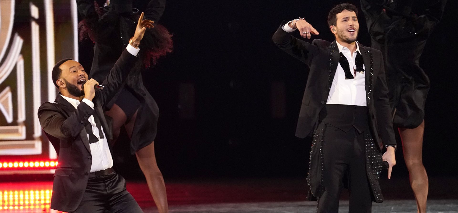 John Legend, a la izquierda, y Sebastian Yatra interpretan "Tacones rojos" en la 23º entrega anual de los Premios Grammy Latinos en el Mandalay Bay Michelob Ultra Arena, el jueves 17 de noviembre de 2022 en Las Vegas. (Foto AP/Chris Pizzello)