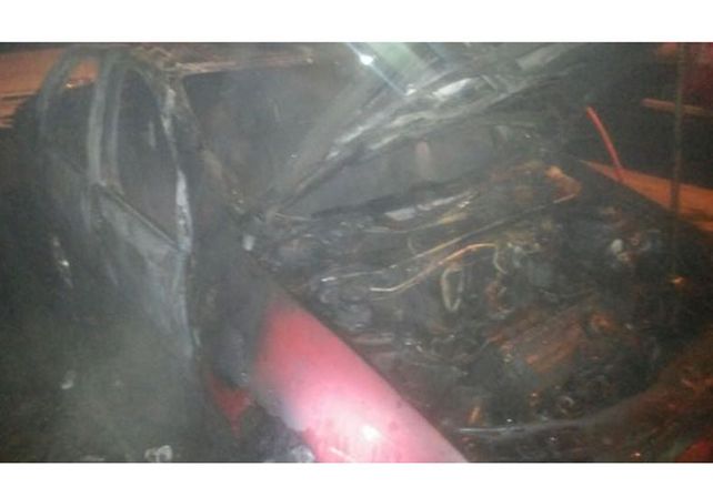 Paraná: Investigan el incendio de un auto en la vía pública