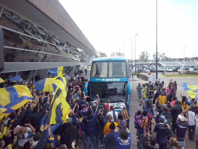 El plantel de Rosario Central llega al aeropuerto de Fisherton para embarcar a Colombia.&nbsp;
