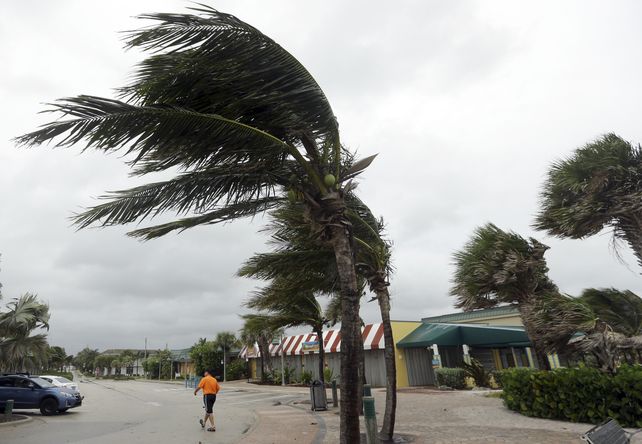 Matthew se debilitó a categoría 3 cerca de la costa de Florida