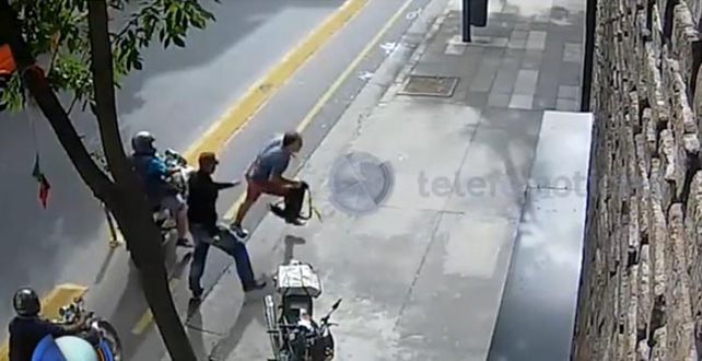 Un turista se defendió de dos motochorros que querían robarle la bici y la cámara