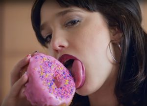 Ángela Torres se muestra muy seductora en el nuevo video de Miranda!